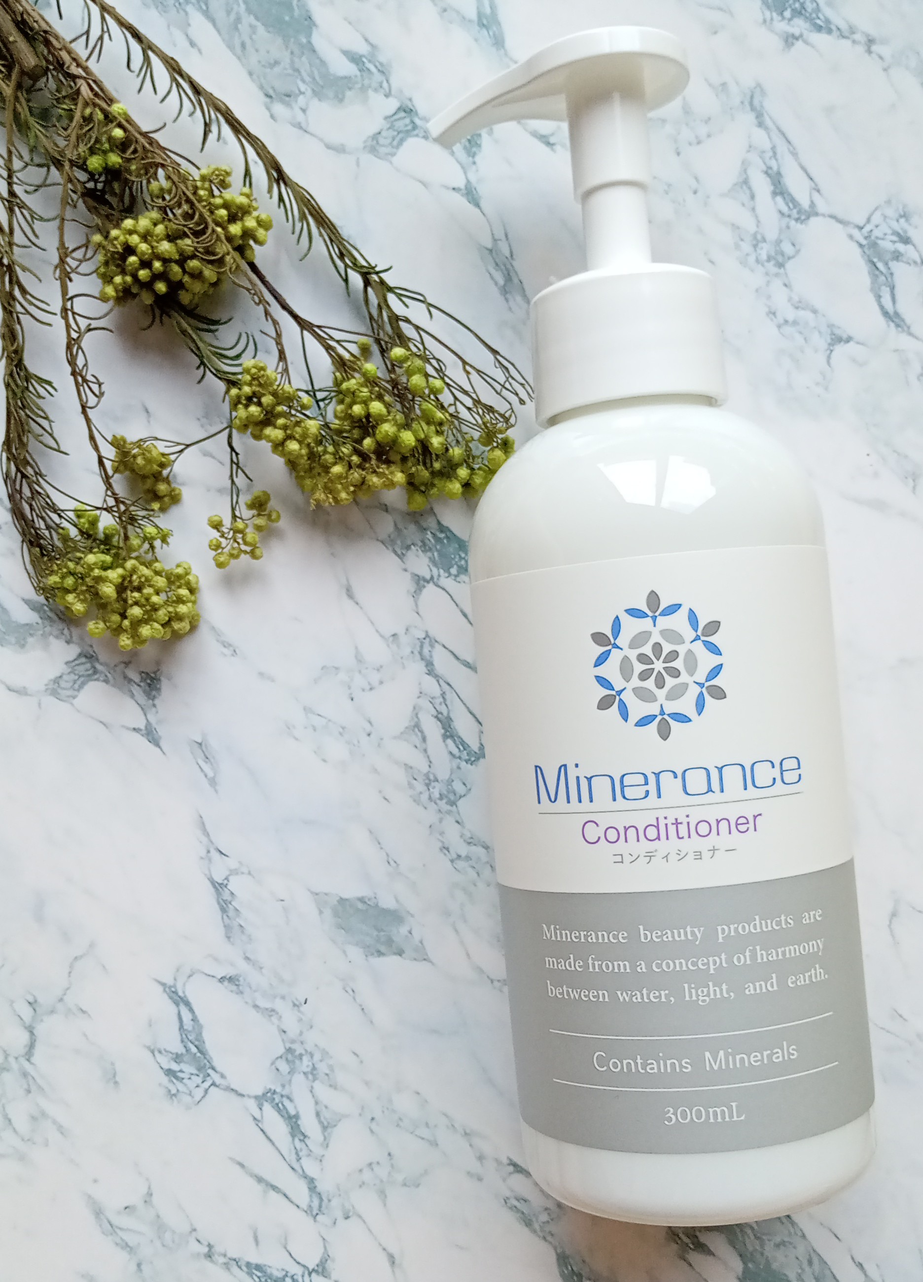 ミネランス コンディショナーのクチコミ「リラックスする香りで大人気の“サーキュエッセンス”と36種類以上のミネラルが入った“希望の命水.....」（1枚目）