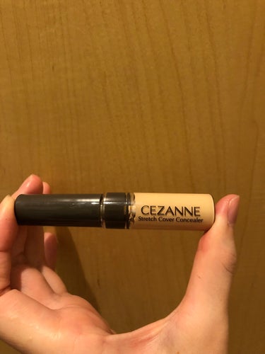 CEZANNE  ストレッチカバーコンシーラー  10ライト系

引用元の投稿を参考にして購入しました。
黄色が強めのコンシーラーで私の顔には合わなかったです。でも引用元の通りに唇に使うと綺麗に使えました！
粘りが強いので密着感があります。マスクにつきやすいかなと思います。
顔にぬるコンシーラーとしては使いにくいので、唇専用になりそうです。

#購入コスメレポ の画像 その0