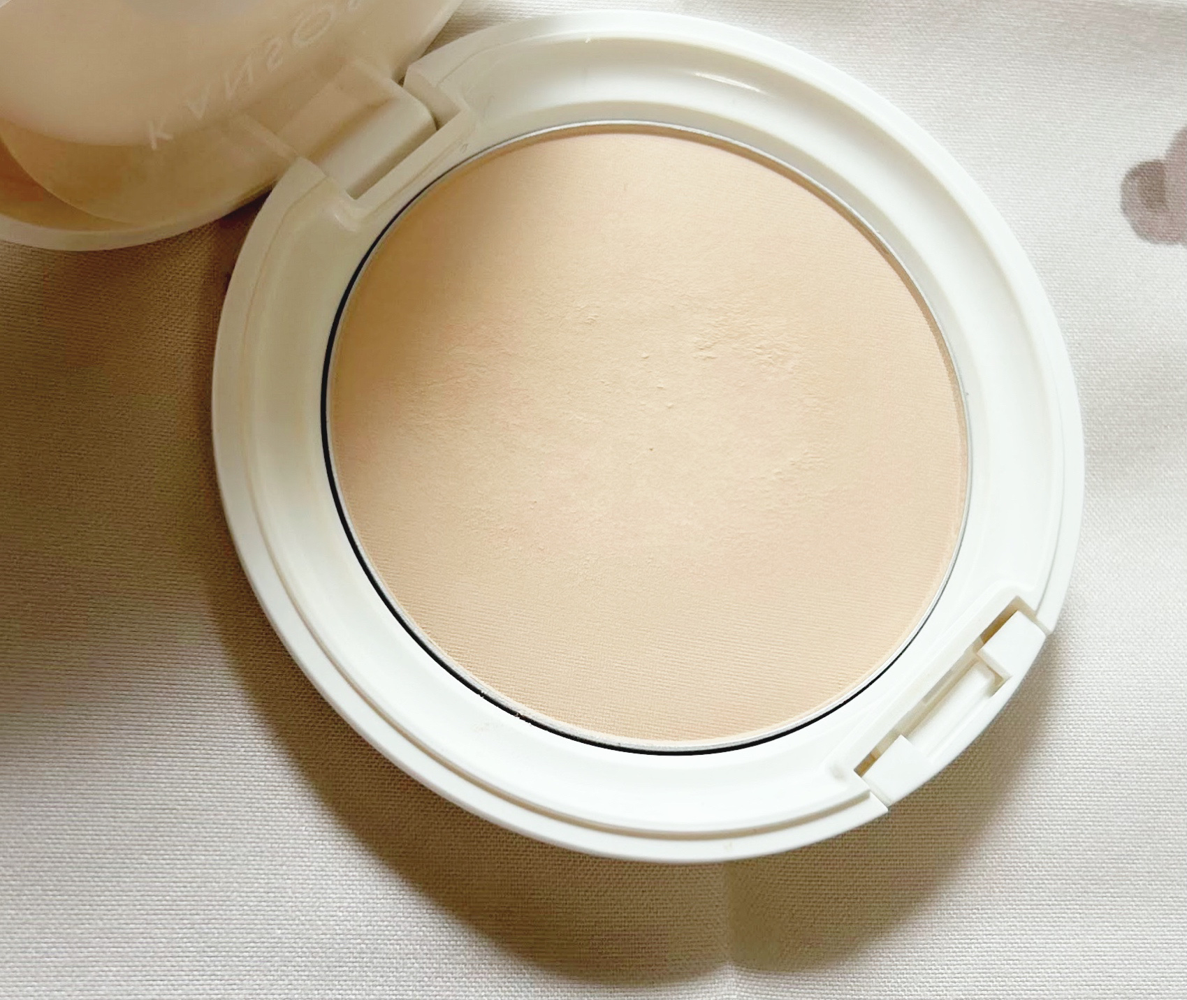 年中乾燥肌な私にビビっときた名前
乾燥さん　保湿力プロテクトパウダー
SPF42 PA+++🥰

一カ月間使用してみたところ
肌のつっぱりやカサカサになる事がなく
丸一日つけていても乾燥が気になりにくい印象でした！

ただ、マスクには色移