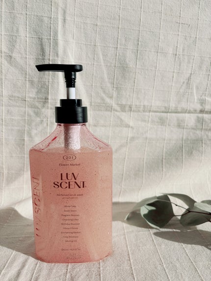 スクラブボディウォッシュ フラワーマーケット ホワイトチューリップ/LUV SCENT/ボディスクラブを使ったクチコミ(2枚目)