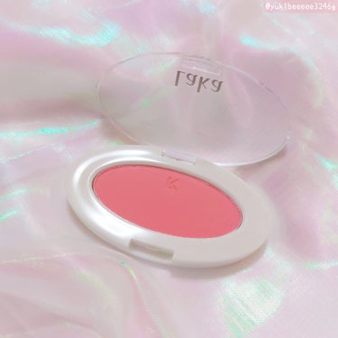 ⁡
⁡˚*.꒰ Laka　Love Silk Blush 703 icon ꒱.*˚

ずっと気になってたLakaのチーク
前回のQoo10メガ割で買ったよ💛
1,584円だった☺

703 iconはパッと見だと青みピンクなんだけど、
塗ってみると血色感のあるピンクで
意外と派手すぎず肌なじみの良い色味でした◎

それにしてもケースがしっかりしていて
粉質はしっとりしていて肌に溶け込むように
なじんでくれて..プチプラだと思えない ( •̤ᴗ•̤ )

次のメガ割で他の気になる色も
買ってみようかな👀

#Laka #ラカ #チーク #ラブシルクブラッシュ
#lovesilkblush #韓国コスメ #韓国コスメ好き 
#メガ割購入品 #メガ割 #青みピンクの画像 その1