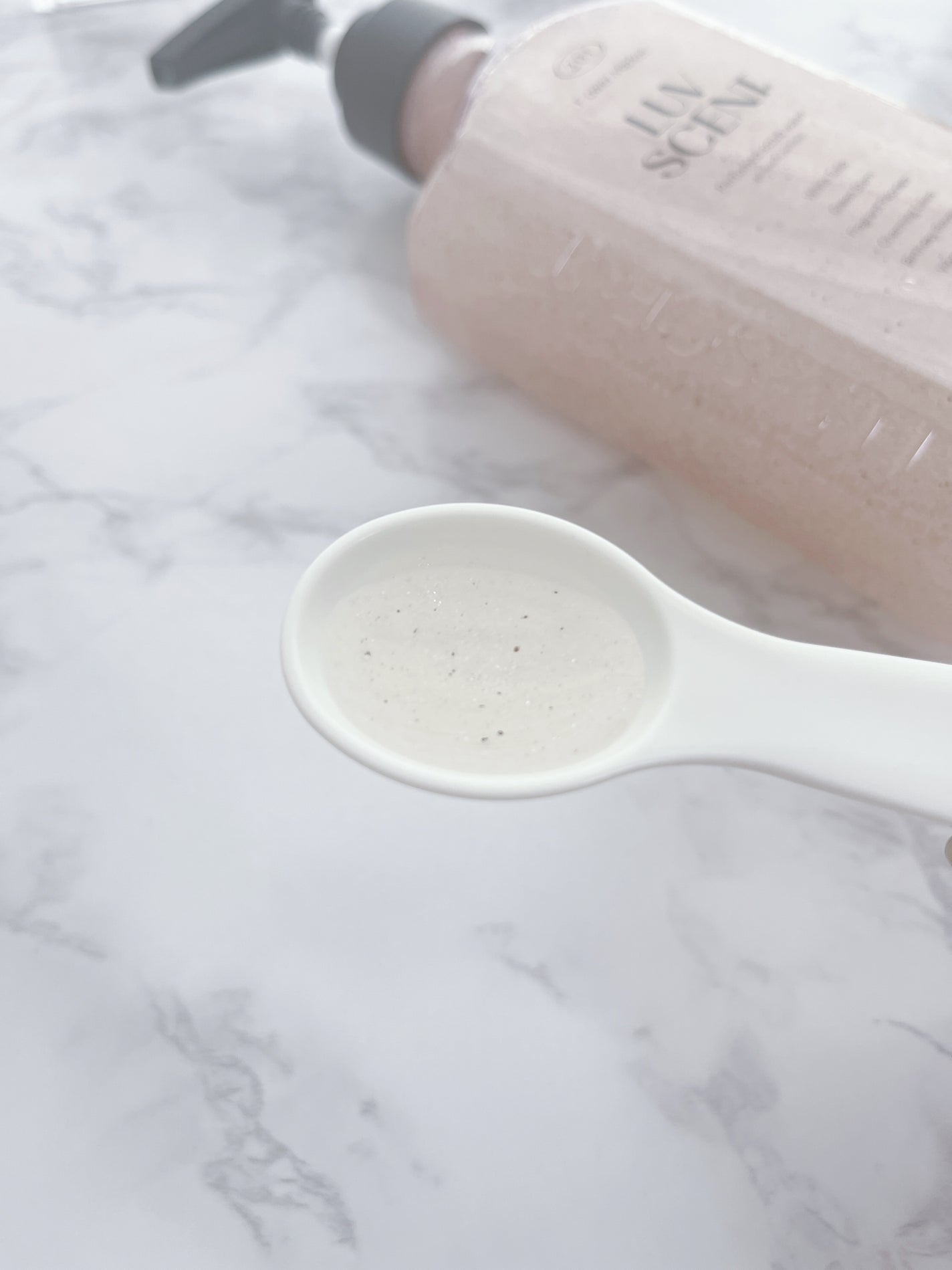 スクラブボディウォッシュ フラワーマーケット ホワイトチューリップ/LUV SCENT/ボディスクラブを使ったクチコミ(2枚目)