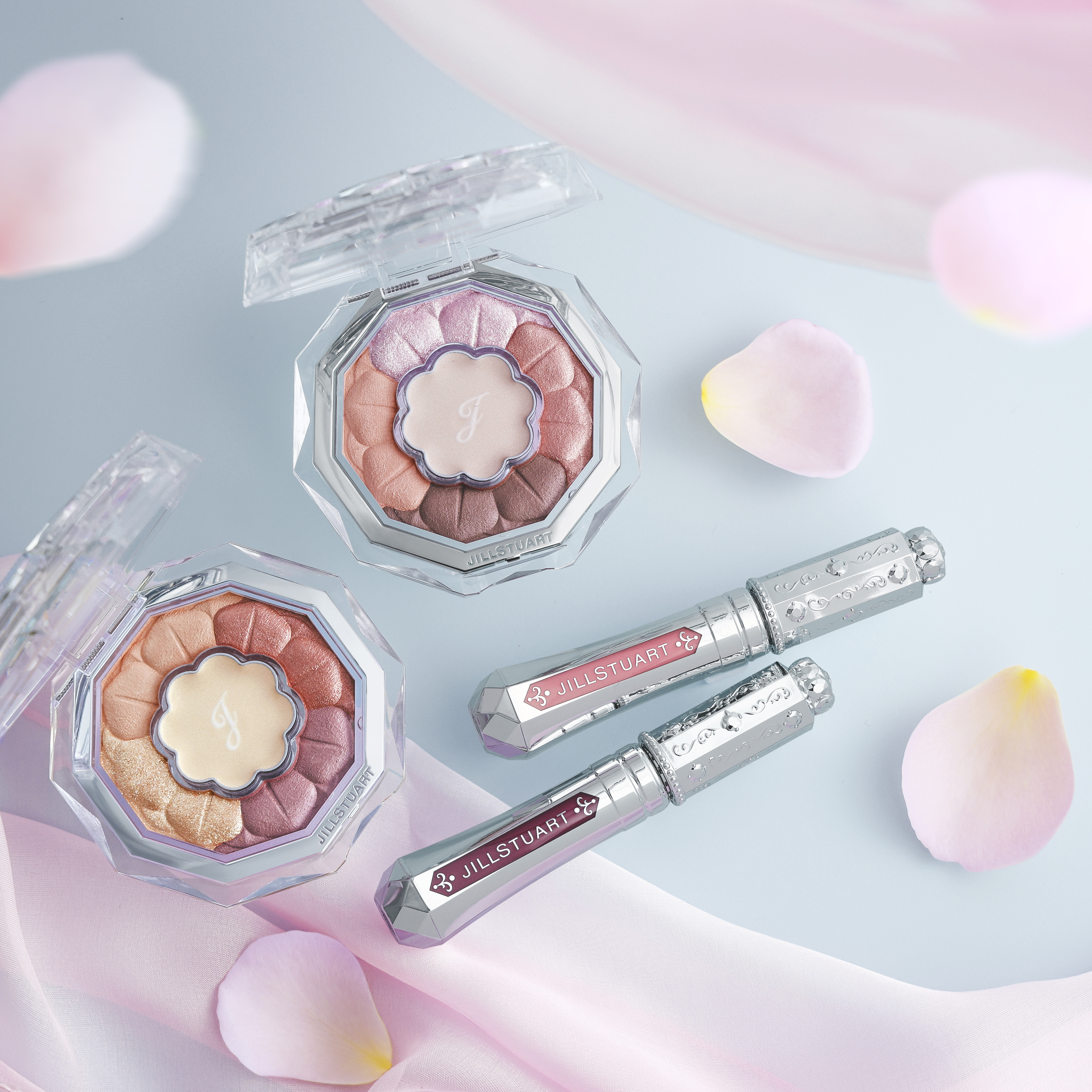 透明感ある発色を叶える"アイカラーパレット"と、
ツヤやかな発色が長時間続く"ルージュティント"に新色が仲間入り💛

風に揺れる花びらのようなやわらかなカラーが登場🌼


#ブルームクチュールアイズ
まぶたに陽だまりのような光とツヤ感を