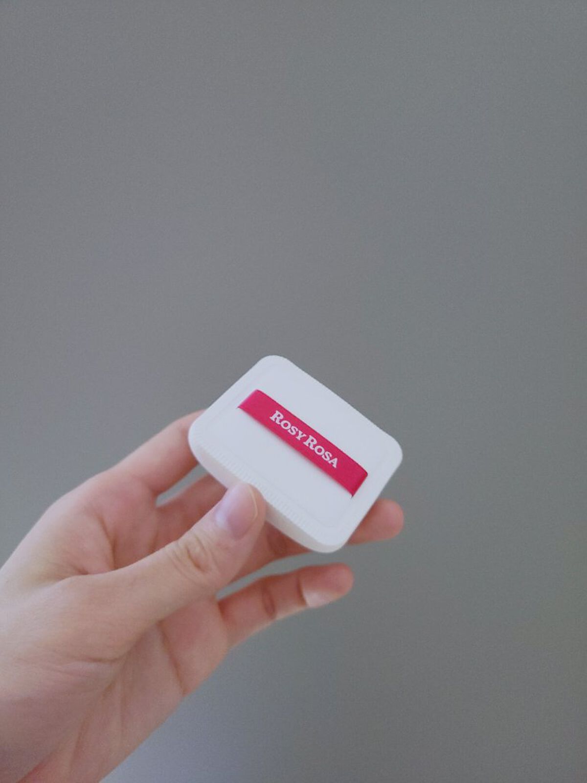 新年なので気持ち新たにツールを購入

【使った商品】
ロージーローザ エアリータッチパフ
【商品の特徴】
ふわふわでもちもちのパフです。
私個人は、コンシーラーや、
ファンデを叩くのに使用しています。
【使用感】
とにかく触り心地、肌触りが