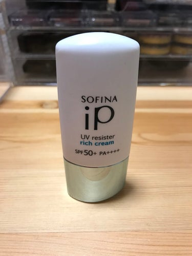 SOFINA iP UV レジスト リッチクリームを8割使い切りましたので、レビューします^_^

結構、艶が出るタイプの日焼け止めです。
私の場合は寒い季節に使いたい日焼け止めです😃

名前にリッチク