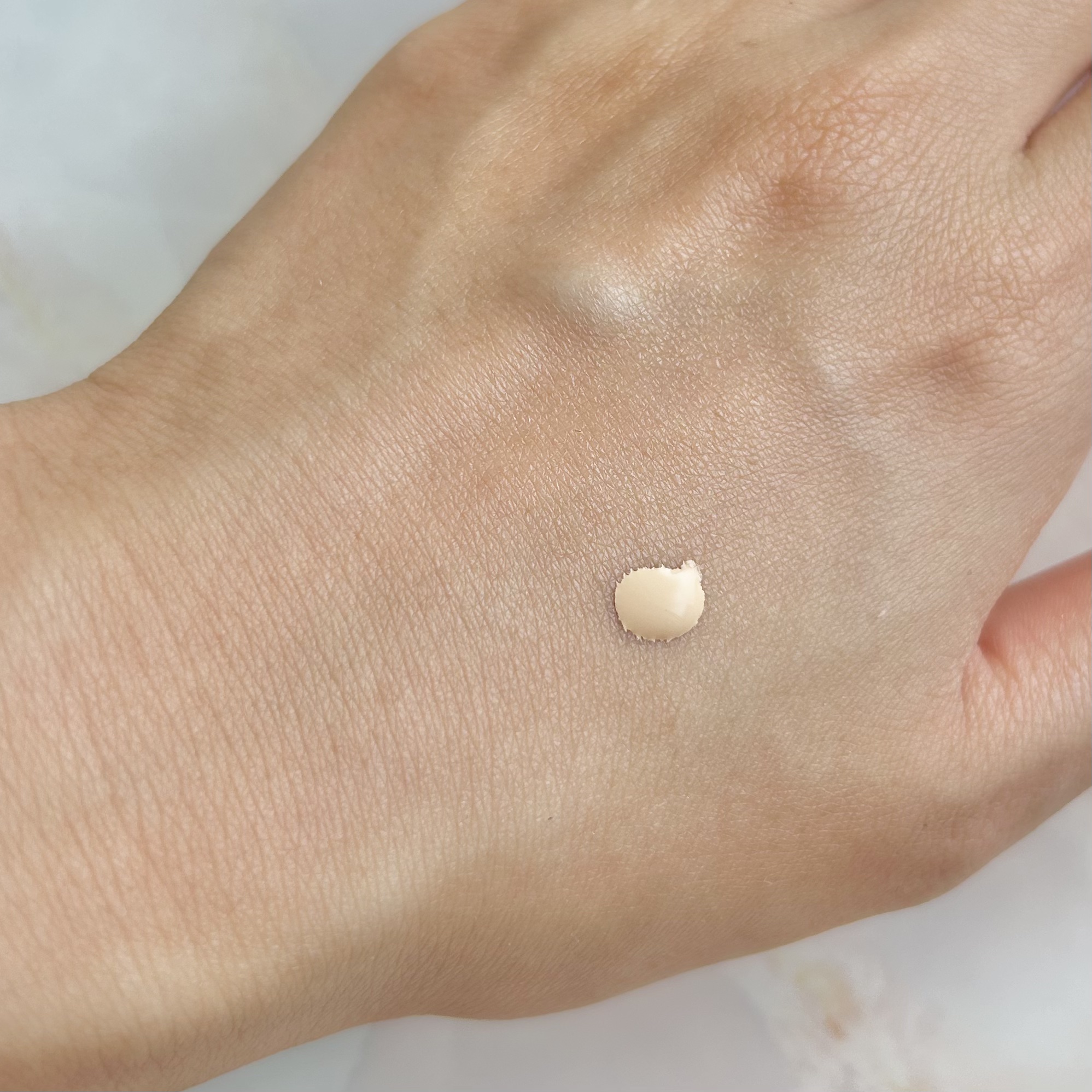 ボーン ディス ウェイ アンディテクタブル 24H マット ファンデーション スノー/Too Faced/リキッドファンデーションを使ったクチコミ（2枚目）