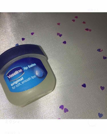 《Vaseline lipbalm》¥486(税抜)
リップバームですが、肌にも使用しておっけいです◎ カサつく唇や顔や手、色んな所に薄く伸ばすだけで即効果があります😌
私は毎晩夜寝る前に塗っています。