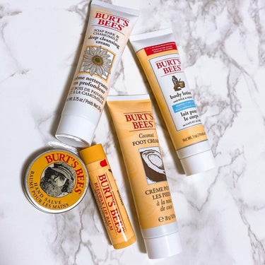 BURT'S BEES Ｈ モイスチャライジング リップバームのクチコミ「もう日本には売ってないけど、
ナチュラルコスメの
BURT'S BEES好きです🐝✨

#b.....」（1枚目）