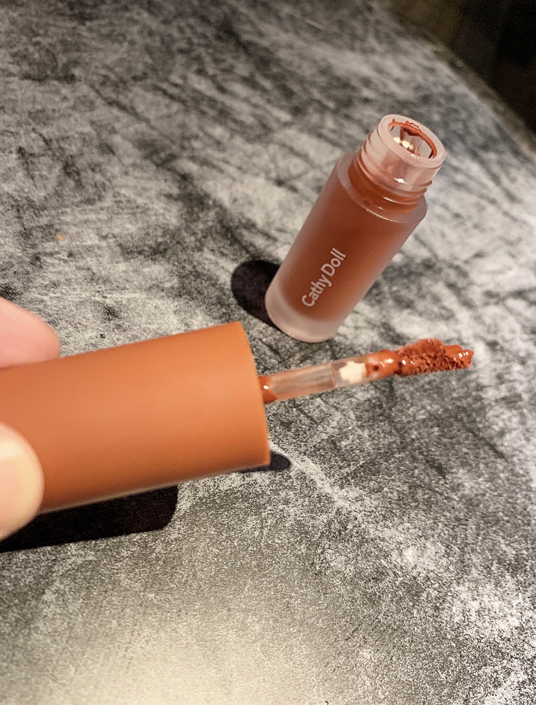 リップアンドチーク ヌードマットティント 09 ブラウンキャラメル(Brown Caramel)/CathyDoll/リップティントを使ったクチコミ（2枚目）