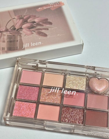 jill leen.
シャイニング12色ミニアイシャドウパレット
HT05 🩷

♡┈┈┈♡┈┈┈♡┈┈┈♡┈┈┈♡┈┈┈♡┈┈┈

🎀HT05🎀
上品に煌めくピンクオパールにソフトなピンクカラーでピュアな眼差しになります♡

first ブルベ夏🏖　second イエベ春 🌸


ＰＯＩＮＴ☝🏻 ̖́

1⃣ テクスチャー

MATTE TEXTURE  
軽い付け心地のテクスチャー
ふんわりと広がり、メイクに深みを！

SHIMMER TEXTURE
目元になじみやすい、なめらかなテクスチャー
繊細なパールがツヤをプラスしメリハリを！

GLITTER TEXTURE
密着力のあるテクスチャー
細やかなラメがきらめきをプラス➕



2⃣ 目元にきらめきを

" 特別な♥型のラメ "
パレット右上の♥型のラメは
メイクのアクセントに！



3️⃣ 手のひらに収まるコンパクトサイズ‼️
全12色入りなのに持ち運びもできる
コンパクトなサイズ感が嬉しい！！

ぜひGETしてみてね✨



#jill leen.#シャイニング12色ミニアイシャドウパレット#HT05 #推せる春色コスメ紹介 の画像 その0