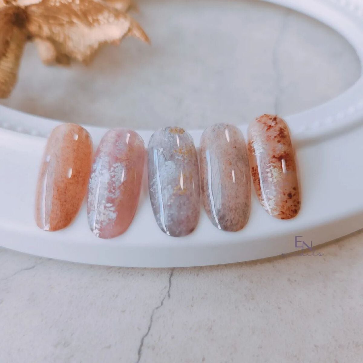 e_nails//フォロバ◎//ネイルとコスメ好きママ on LIPS 「試し塗りで作ったデザイン❤モヘヤパウダー埋め込んだり、硬めのジ..」(2枚目)