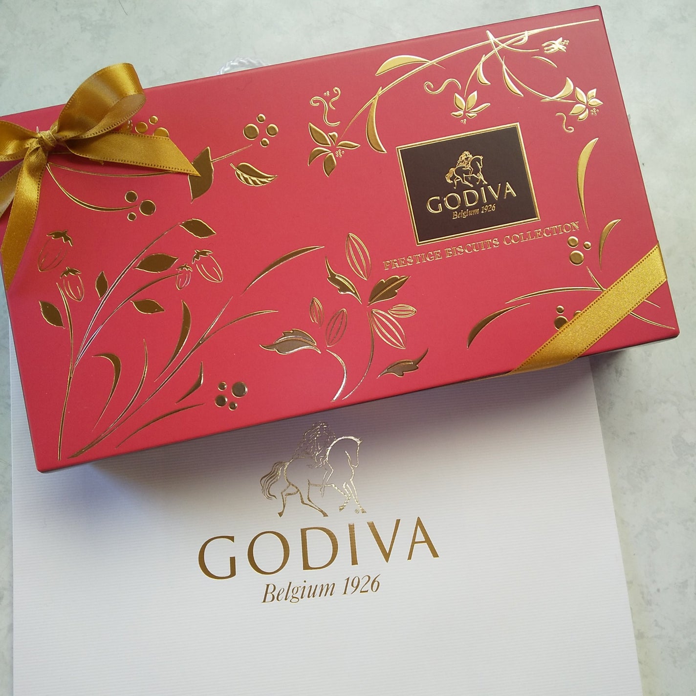 ピー on LIPS 「バレンタイン💝♡ゴディバチョコレート♡リンツチョコ気になってる..」(1枚目)