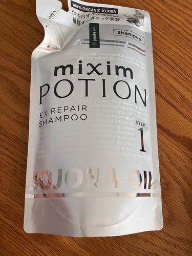 mixim POTIONリペアシャンプー/ヘアトリートメントシャンプー 詰替350ml 

生ケラチンが私の髪に合っている気がします。
ケラチン入りのトリートメントも毎日使っていますが、シャンプーにも入ってるのいいですね。
香りも自然な感じで好きです。

シャンプージプシーですね。。
ドラッグストアの安いシャンプーがいかに悪いかが分かります。もう少し色々試してみよー☺︎髪質改善！


#正直レポ の画像 その0