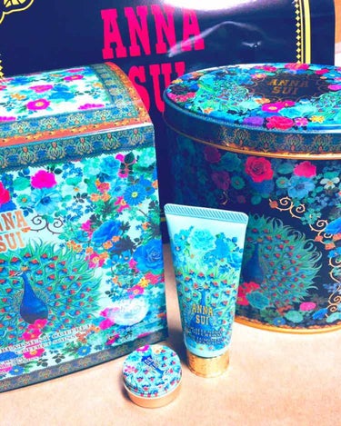 ⭐︎ANNA SUI⭐︎2018 ホリデーコレクション
トリートメントコフレ

完全なるパケ買い。このシリーズ好きです。
ハンドクリームはANNA SUIには珍しく香りが優しい。
リップバームは結構好き