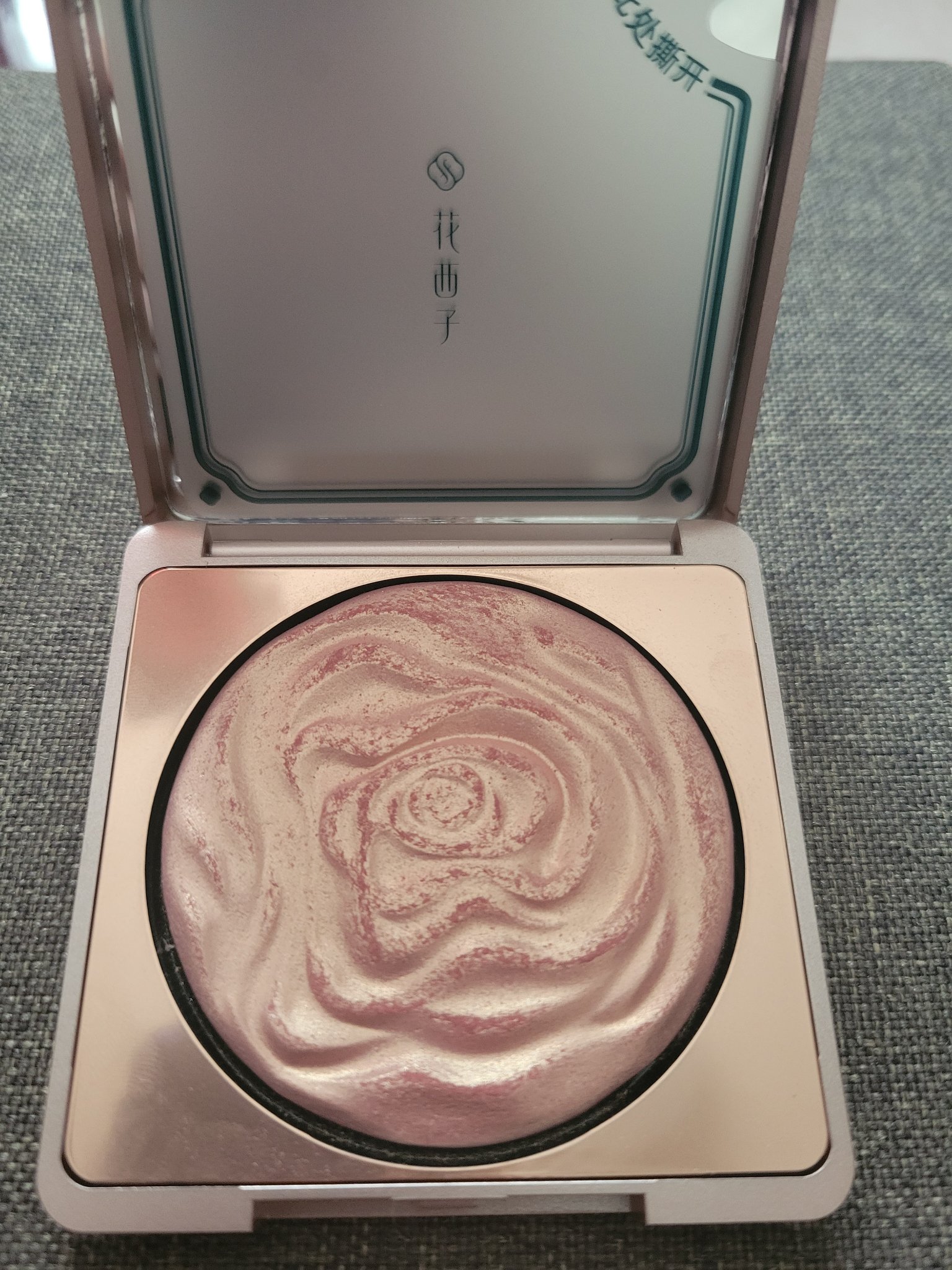 双花彫刻 ハイライト 02 パールピンクゴールド/花西子/パウダーハイライトを使ったクチコミ（1枚目）