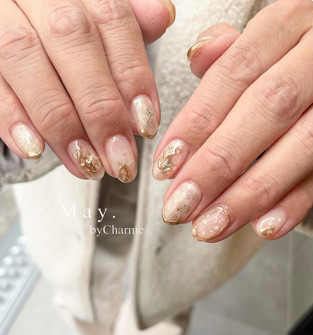 #ホワイトネイル,#個性派ネイル,#ゴールドネイル,#冬ネイル,#ニュアンスネイル,#きれいめネイルのネイルデザイン