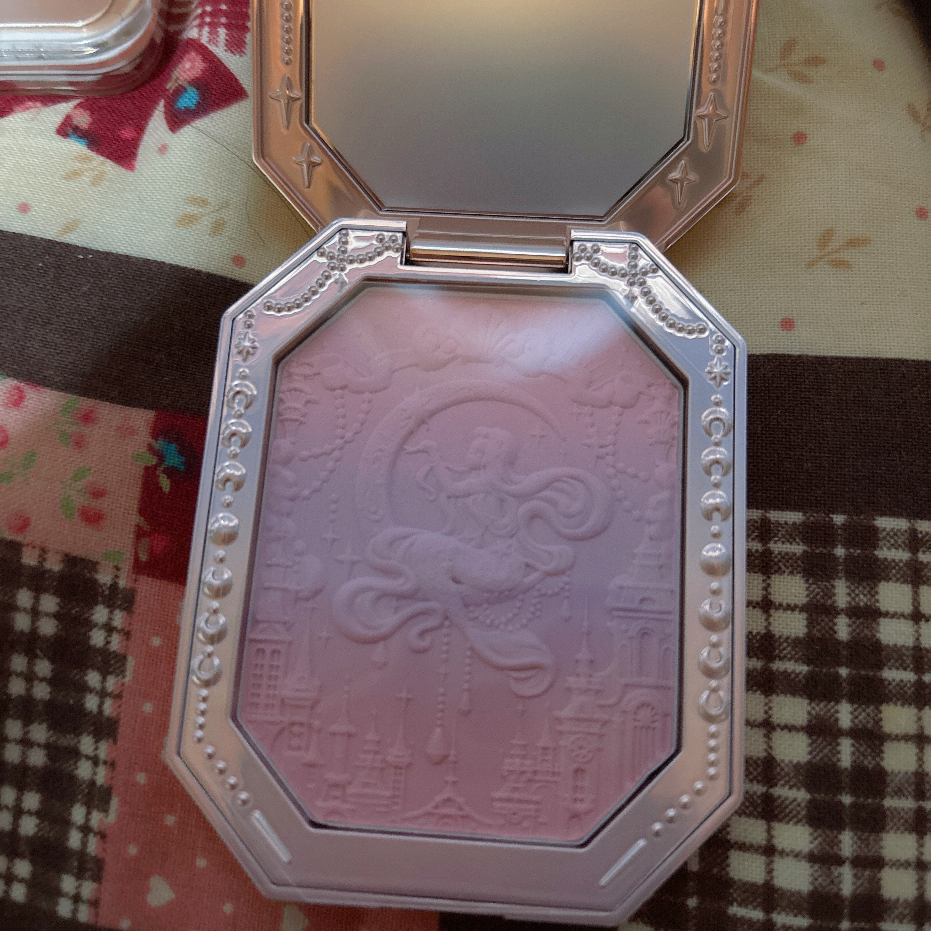 月光人魚 ジュエリーチークブラッシュ 01：Snow Goddess/FlowerKnows/パウダーチークを使ったクチコミ（2枚目）