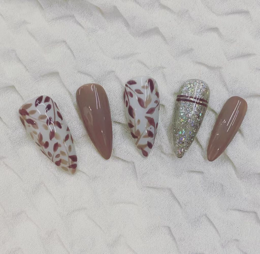 #ジェルネイル,#ネイル,#シンプルネイル,#セルフネイル,#簡単ネイル,#オフィスネイル,#大人ネイル,#冬ネイル,#ボーダーネイル,#トレンドネイル,#リーフネイル,#ラメネイル,#簡単ネイル,#アートネイルのネイルデザイン