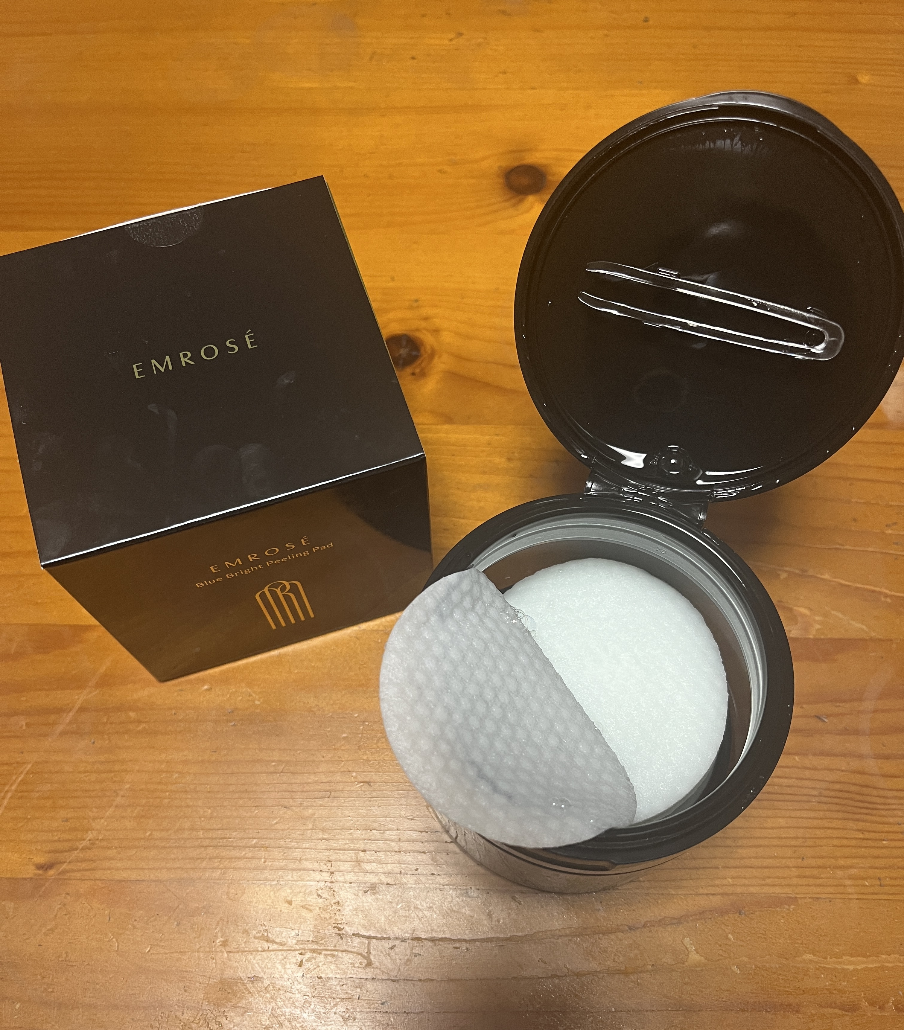 ブルーブライトピーリングパッド 180ml 40枚入り/EMROSÉ/トナーパッドを使ったクチコミ（2枚目）