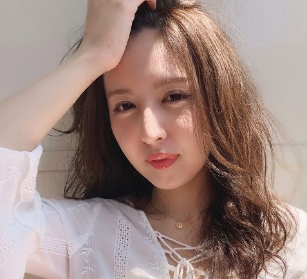 【パーティーメイクまとめ】結婚式におすすめ!華やか&崩れにくいパーティーメイクをご紹介のサムネイル