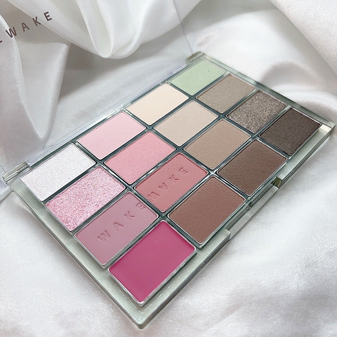 ソフトブラーリングアイパレット/wakemake/アイシャドウパレットを使ったクチコミ(3枚目)