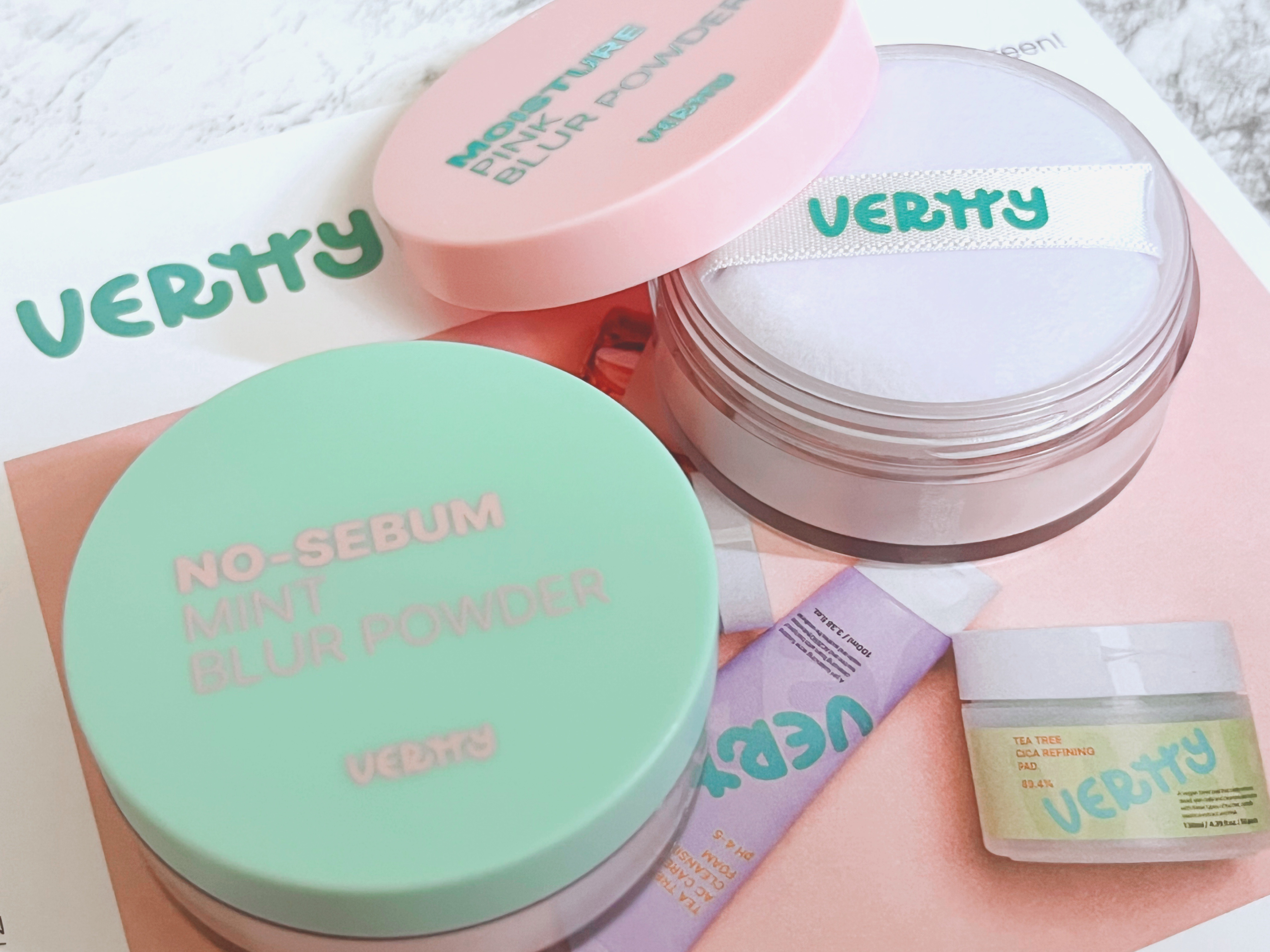 ころっとしたフォルムがとっても可愛いこちらは……
過剰分泌された皮脂を抑えてくれるフェイスパウダーです‪ 🤍
細かい粒子で白浮きやダマになることなく透明感のある自然な仕上がりに。


◾︎ノーセボムミントブラーパウダー
皮脂を1発で抑えて