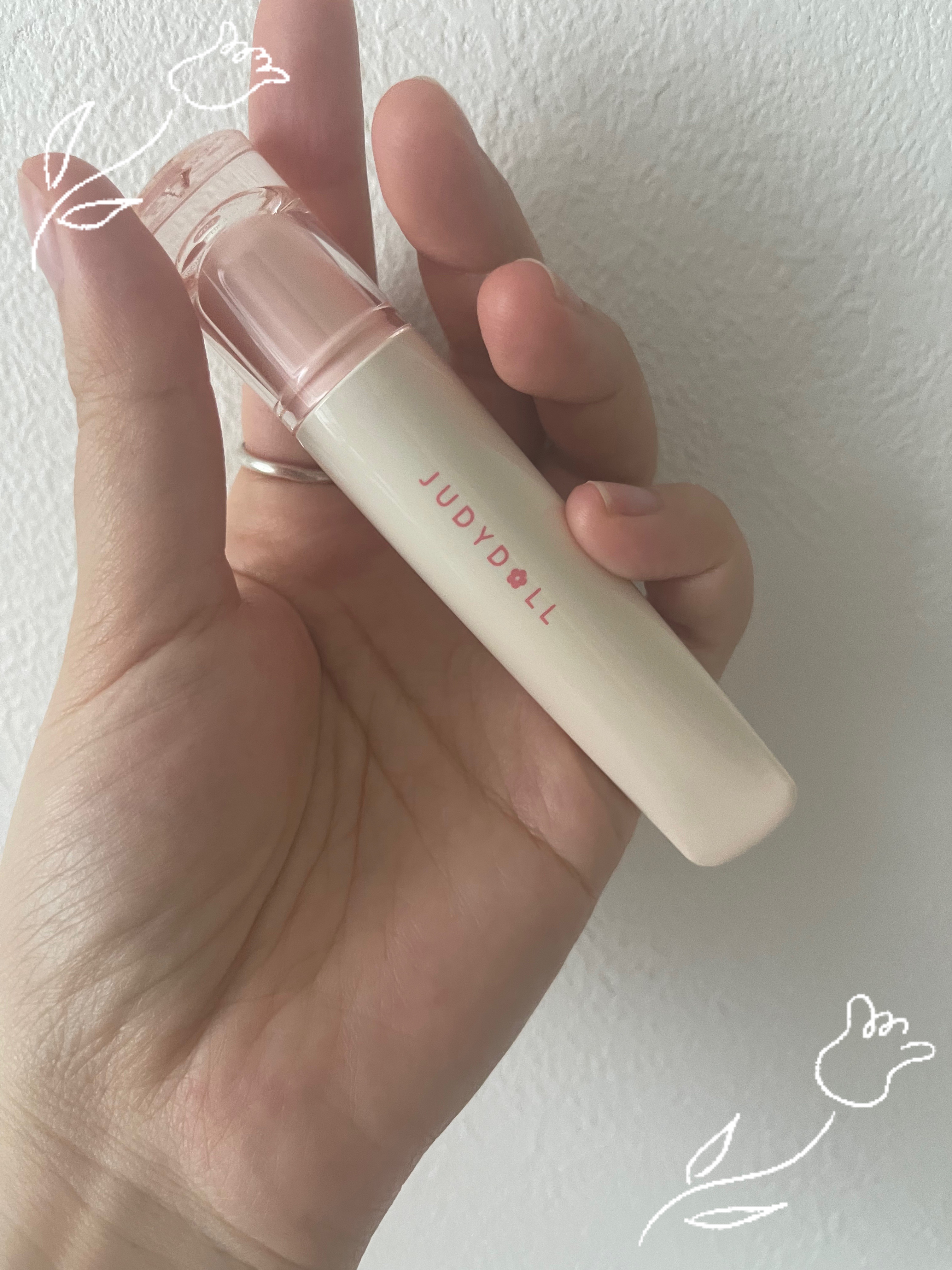 色味が可愛くて最近ずっと使ってる！

JUDYDOLL ぷるジュレチューブグロス💋💕
カラー : #04 りんごアメ

リップの最後の仕上げにつけると
ぷるぷるの唇になって可愛くてお気に入り🫶

色味は、透け感のあるレッドカラーになっ