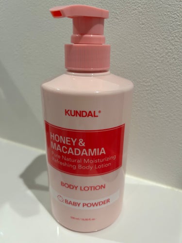 KUNDAL
モイスチャーボディローション
07.ベビーパウダー
Baby Powder
500ml 1,399円

パッケージは新タイプ。

前回香り違いでイランイランを購入。香りの持続があまりなくて