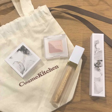 ❁ Cosme Kitchen の to/one ❁

リップグロス ☞ ラメ感 ◎ ツヤ ◎
ツヤ系リップが好きな方にはオススメ🐰◎！

アイシャドウ ☞ 2色しかないので、、、
薄い色   ：アイホ