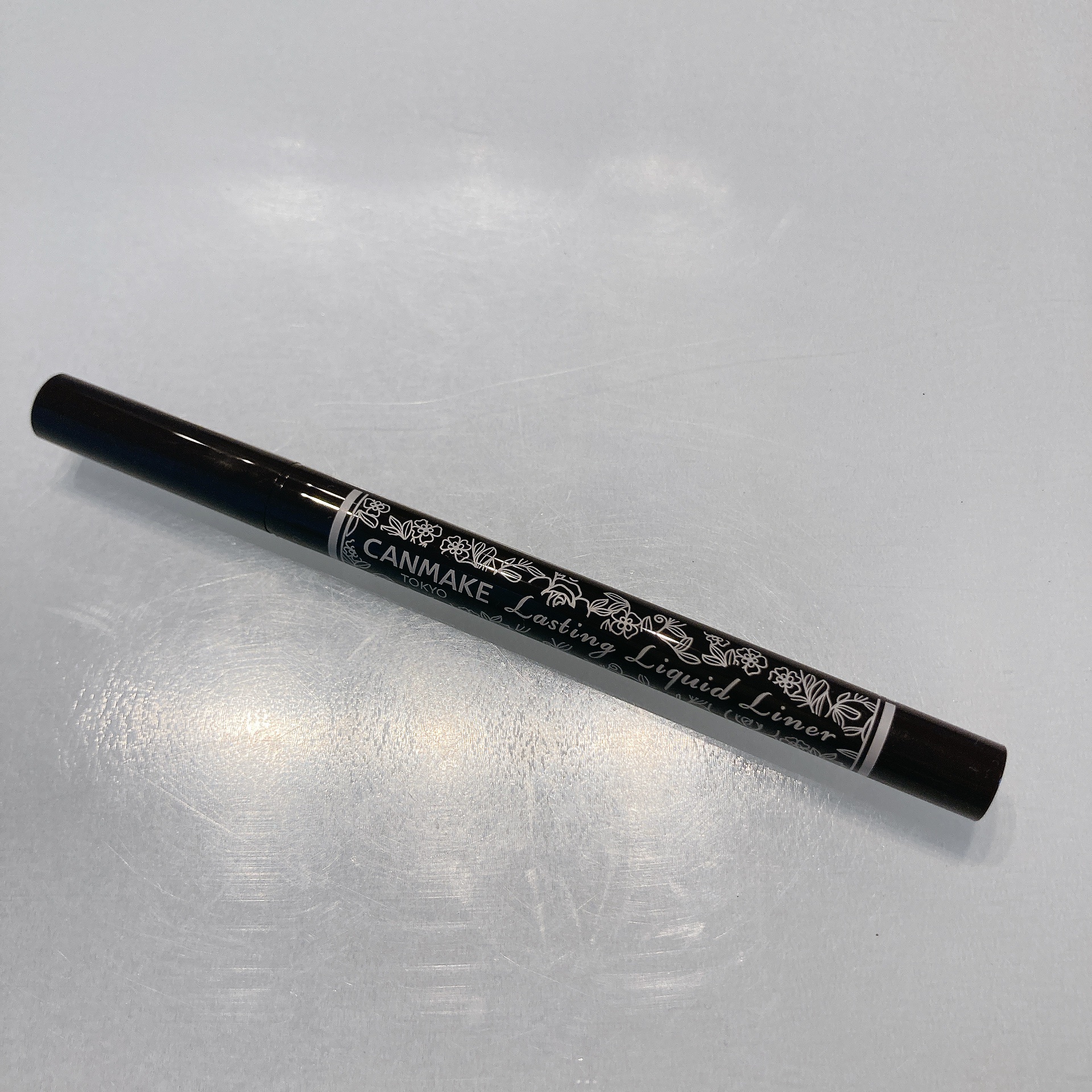 もう本当にこのシリーズは描きやすい！
時々他のアイライナーを購入するけど
結局このライナーに戻ってしまう！

描きやすさだけでなく落ちにくさも抜群！

以前はもう少し薄いカラーを使用していましたが
バレンタインが近いのもあり、チョコカラーに