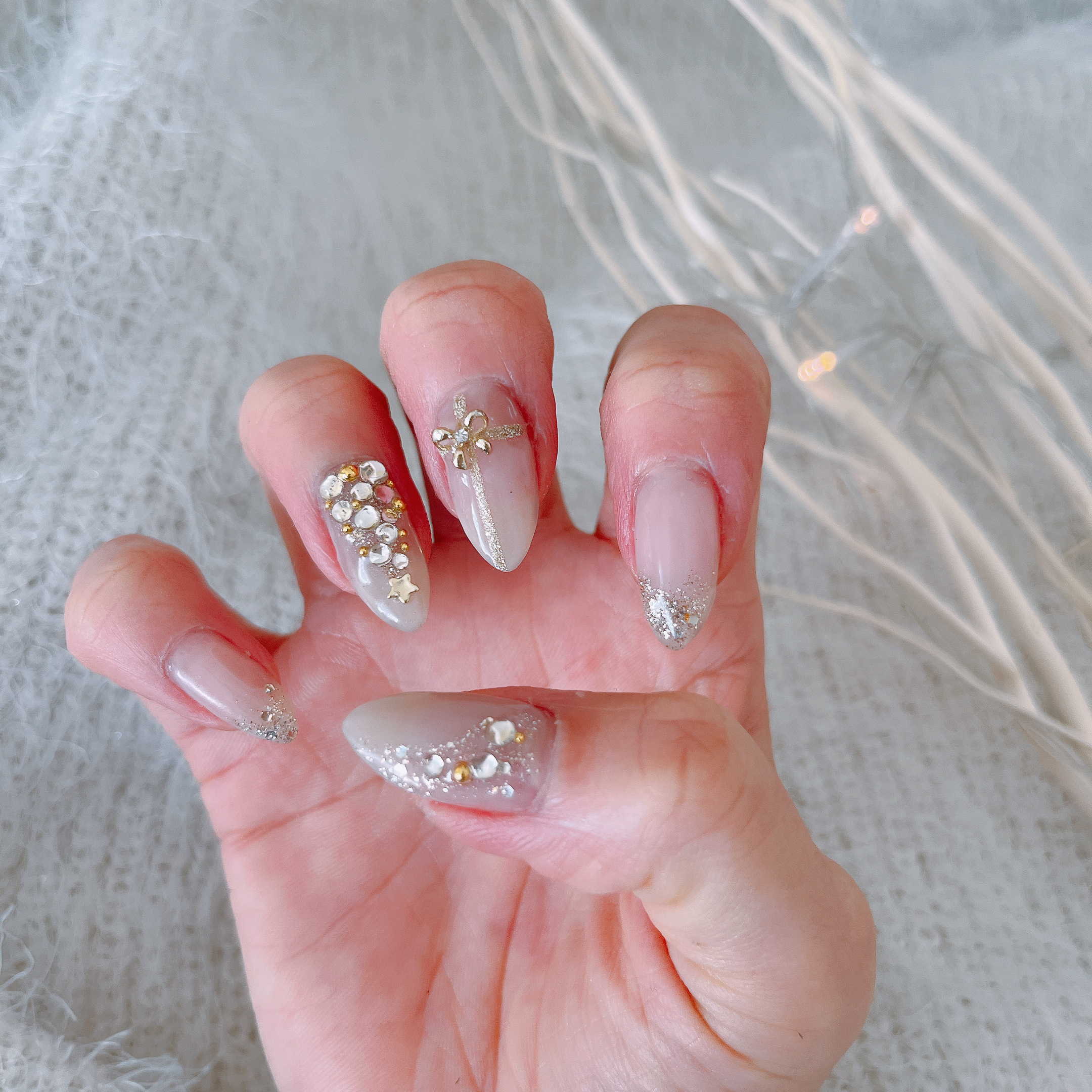 #ネイル,#オフィスネイル,#ジェルネイル,#ツリーネイル,#プレゼントネイル,#リボンネイル,#アシンメトリーネイル,#煌めく冬ネイルのネイルデザイン