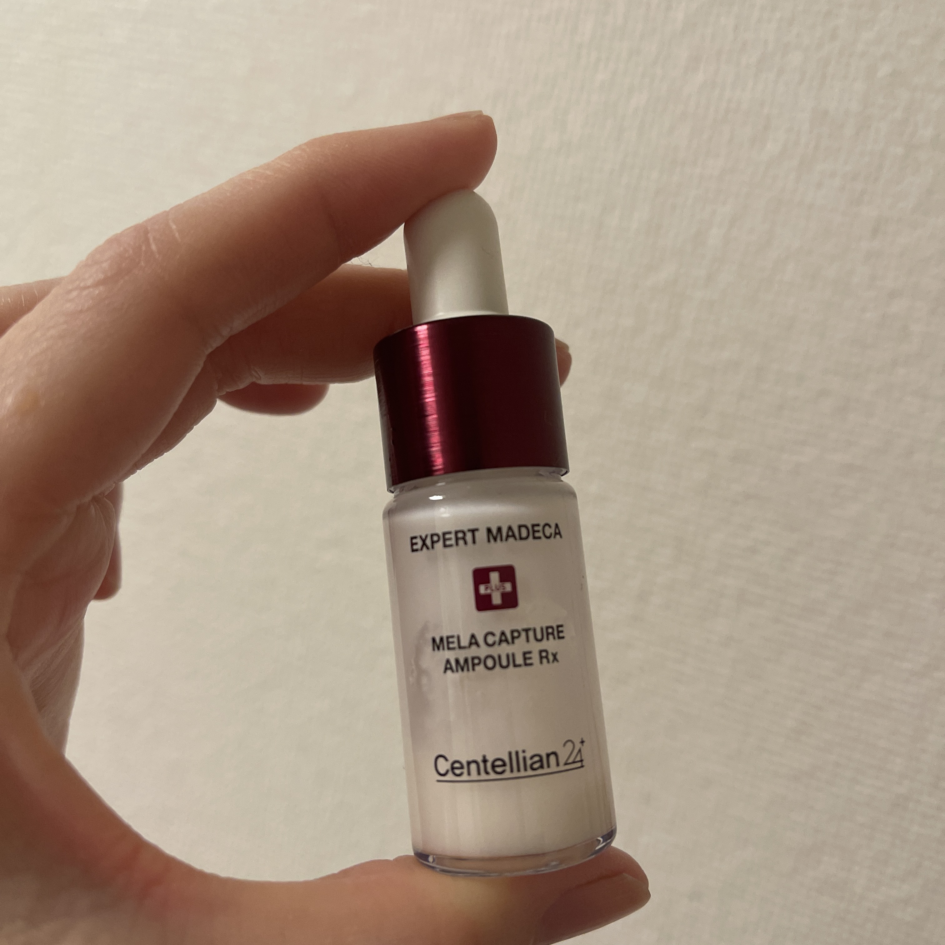 ★センテリアン24
メラキャプチャーアンプルRX

やっと使い出したコレ！

保湿力もよくベタつきも少ないので
良い感じでした(*^^*)

小さいビンなので、持ち運びも便利で
夜勤の荷物もかさばらなくて嬉しい♡

効果効能は分かりませんが