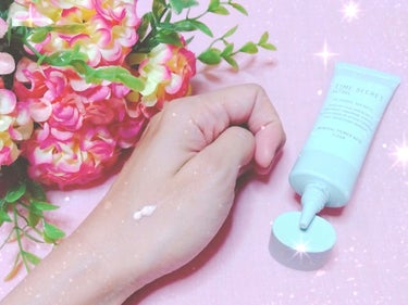 🌸タイムシークレット ミネラル薬用プライマーベース🌸
【医薬部外品】　SPF36 PA+++　　　30g
❁
❁　

 お肌のトーンを内側*1 x 外側*2 からWコントロール✨ 
*1　有効成分ナイアシミドによる美白効果
*2 　メイクアップ効果

汗＆水に強い働きがあるそうです♡♡
メイク中もスキンケア🌿ナイアシミド配合トリプルケア

美白*3・シワ改善・肌荒れ防止になるみたい
*3 メラニン

リニューアルしてから、みずみずしいテクスチャーに
変わってスキンケアもできる🧸🎀
化粧下地の色味もこっちのが明るい色になってた🌼

美白*3にも働きかけてくれて使うのが楽しみ💓
日やけ対策もできるし、色味もピンク、グリーンありますね♡♡
肌の色に近い色にしました🎀💕
プチプラ価格でお財布にも優しい💐+°

 冬から春先にいつも愛用してます💕
透け感メイクを叶えてくれるというアイテムです♡♡


オススメ🌹
 


#TIMESECRET #ミネラル薬用プライマーベース #化粧下地 
#コスメ #メイク #透明感 #石けんでオフ #石けんで落とせる 
#プチプラ #プチプラコスメ #日やけ止め #混合肌 #乾燥肌 
#伸びがいい #みずみずしい #透け感 #透け感メイク #美肌 
#人生コスメへの愛を語ろう #実はこれプチプラなんです 
#乾燥ケアの本音レポ #医薬部外品 #シミ対策 #紫外線 
 の画像 その1