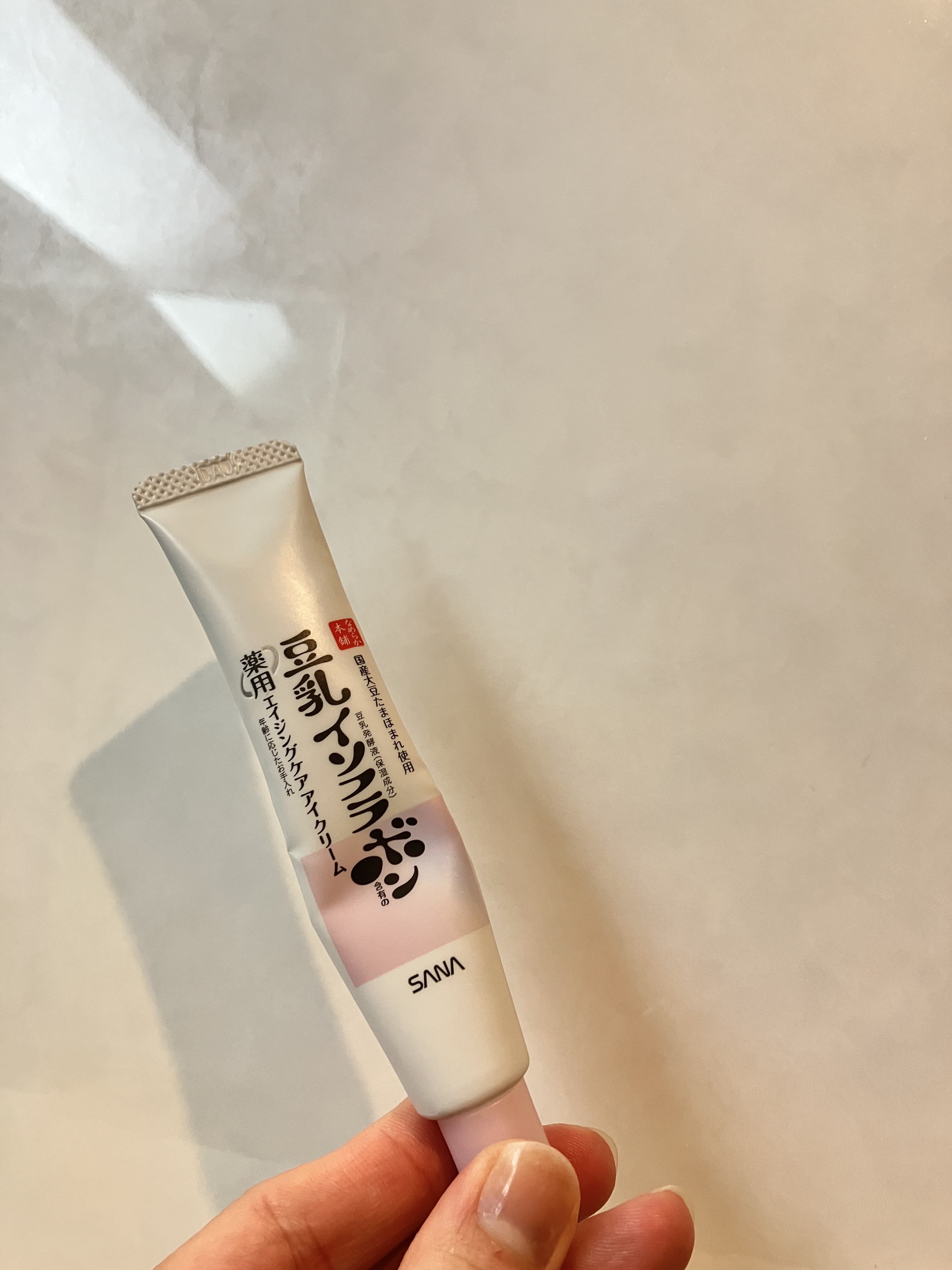 こんにちは！
日本化粧品検定1級のrihoです🙋‍♀️

アイクリームって、必要ある？

実は、まぶたって他の皮膚に比べてとっても薄い！

薄いってことは、乾燥や外的ストレスにも弱くて…

年齢を重ねたらあれ？ってことに。

そうならない