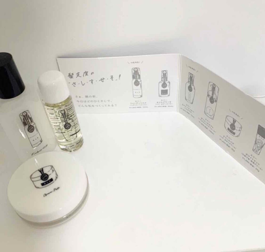 ミニサイズのヘアオイル、ヘアミルク
バームが一緒になったエニープレート🧸

缶に入ったパッケージが可愛すぎる！

コテで巻いたり染めたり何度もしてるから
髪の毛パサパサすぎて悩んでたけど最近
ちゃんとケアしたら