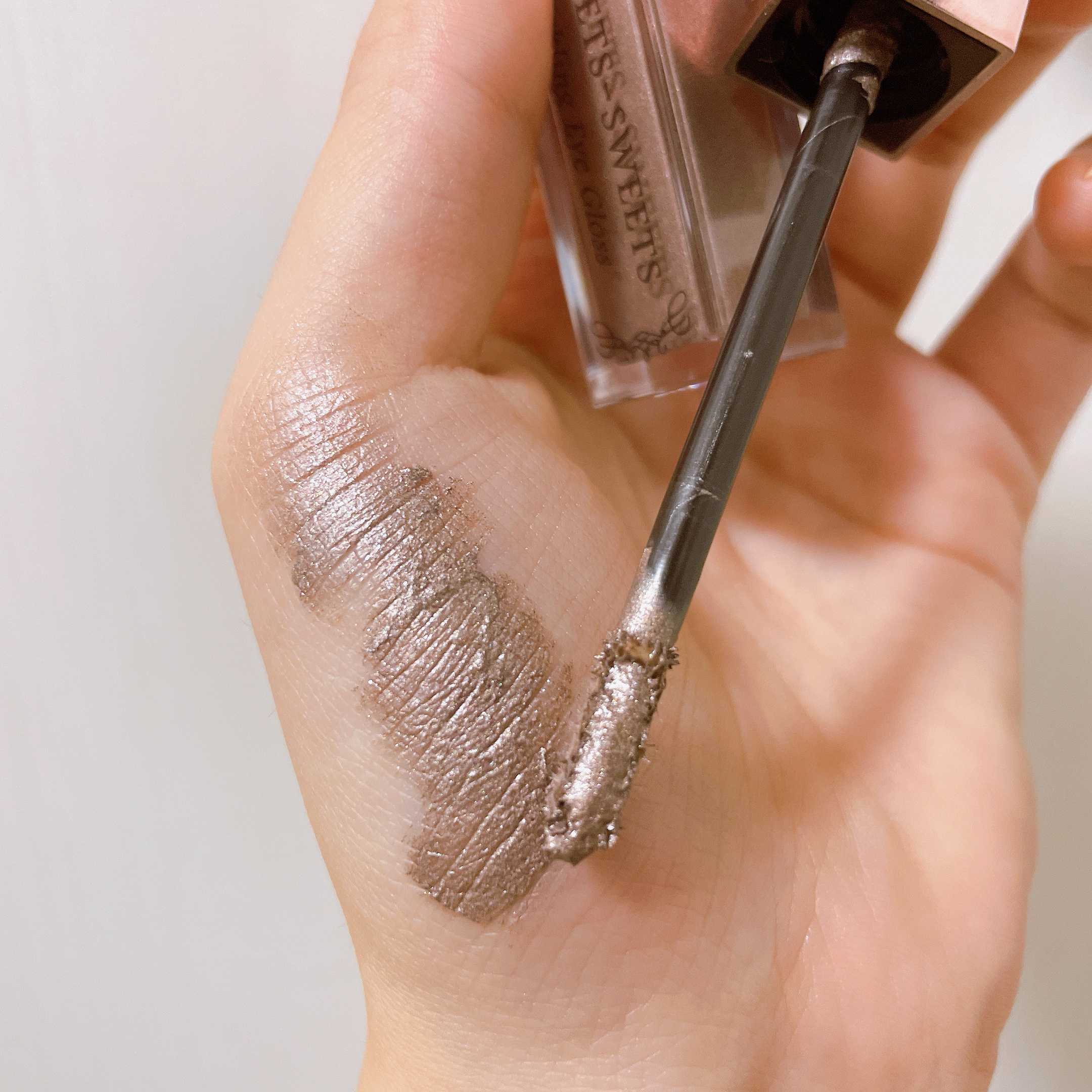 スパークリングアイグロス 06  アッシュグレー/スウィーツ スウィーツ/リキッドアイシャドウを使ったクチコミ（2枚目）