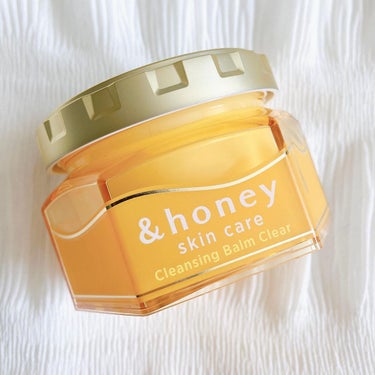 &honey 
クレンジングバーム 
〈クリア〉
90g  1980円(税込)

LIPSのベスコス受賞で気になっていた&honeyのクレンジングバーム💫
ついに！最近使い始めました🫶🏻

-------------------------------------------
✔︎『＆honey』から初のスキンケアシリーズ、クレンジングが誕生。 
✔︎水分量40%の素肌に着目した、新しい「ハチミツ美容」のクレンジング。製品の90%以上を保湿＆整肌成分で構成。 
✔︎ハニークレンジング処方によって、メイクOFF×整肌×保湿の3ステップで、潤いを残しながらメイクをOFF。

✔︎毛穴・皮脂汚れをさっぱり落とす、クリアタイプのクレンジングバーム。
-------------------------------------------

最初は固さのあるバームですが、メイクとなじませていくとオイル状に変化❄️
オイル状になると、メイクなじみがとても良く感じました🙆🏻‍♀️

さっぱりとした洗い上がりで、洗い流した後のつっぱり感が気になりません💯
洗い流した後のヌルつき感もなく、大満足の使用感🌸
爽やかなフレッシュハニーの香りで、クレンジングしながら毎日リフレッシュしています🐝

私が使用したクリアタイプは、毛穴・皮脂汚れをオフしてくれる さっぱりとした洗い上がり💎
どちらかといえば脂性肌さん向けなのですが、乾燥肌の私でも満足する使用感でした💓
もう一つラインナップされているモイストタイプは、潤いを残しながらしっとりした洗い上がりを叶えてくれるそう📝

&honeyはやっぱり裏切らないなっと納得のクレンジングバームでした👏🏻
気になった方は是非チェックしてみてくださち👀✨

#andhoney#アンドハニー#クレンジングバーム#クレンジングオイル#クレンジング#スキンケア#はちみつ美容#毛穴の画像 その1