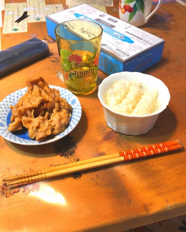 今日の夕飯です！
生姜焼きを自分で作りました。
若干味濃かったですが美味しくできました。
料理は苦手な方ですが上手くなって色々作りたいです。
 肉が好きなので肉料理から覚えたいと思います☀️