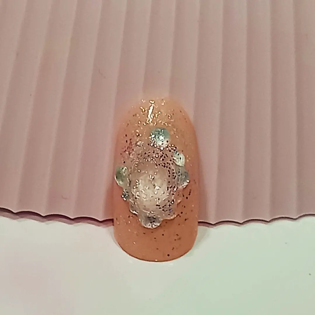 チップで1本分！

Baby PINKを二度塗りしたあと
白ラメを全体に少々
でかいパーツを真ん中に1つ置いて
バランス良くパーツ置いて
最後に少しずつピンクラメで
華やかさをプラスさせました♥️

全部100均商品です！

#100均
#