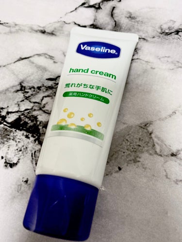 
⭐︎Vaseline ハンドクリーム⭐︎

ちょっと潔癖症がありましてかなりの回数手洗うのですが、
その分手が荒れやすく、ハンドクリーム難民でした。

今までジョンソンのハンドクリームとかを使ってまし