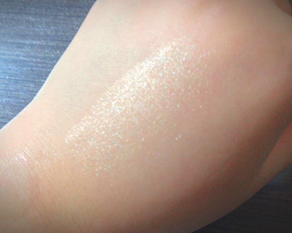 リュクス イルミネイティング パウダー/BOBBI BROWN/パウダーハイライトを使ったクチコミ（2枚目）