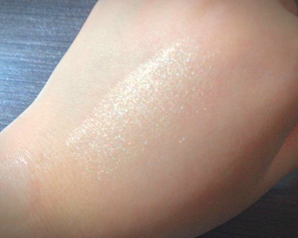 リュクス イルミネイティング パウダー/BOBBI BROWN/パウダーハイライトを使ったクチコミ(2枚目)