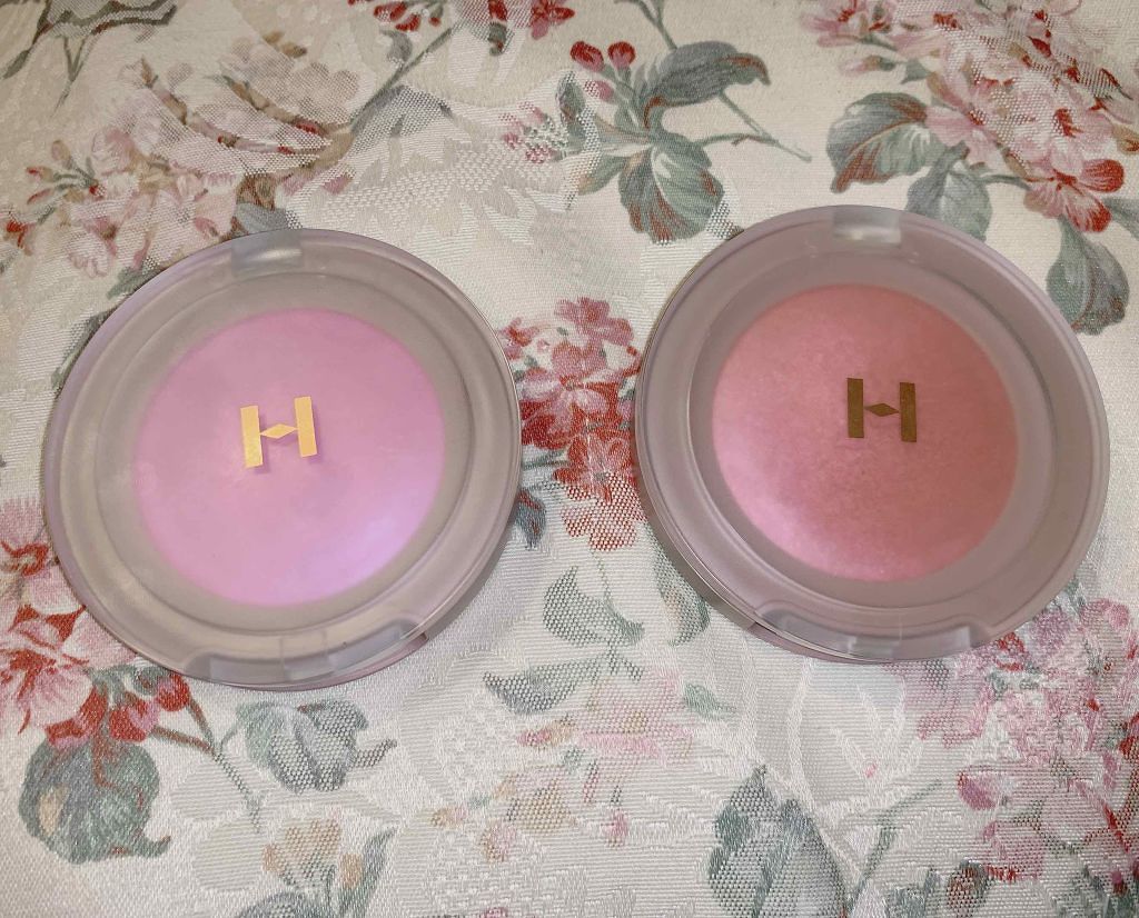 hince トゥルーディメンショングロウチーク💎✨

左: BLUSH ON(ブラッシュオン)
右: BALE REFLECTION(ベアリフレクション)

ブラッシュオンは、かなり薄付きで、3度塗りくらいでちょうどいいかも。

青みパー