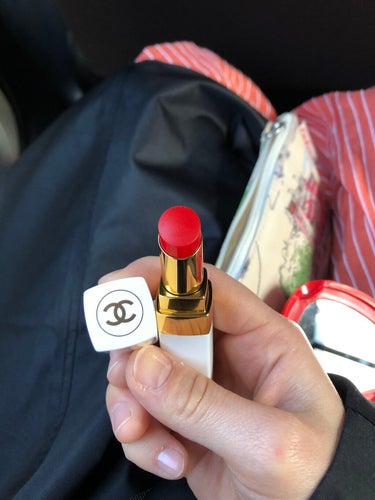 chanel春色リップ

つけると意外にピンクで可愛いです💕
わたしが選んだのは920番💄

リップクリームの効果もあり、唇が潤います
色落ちもそんなになくとってもいいです👌