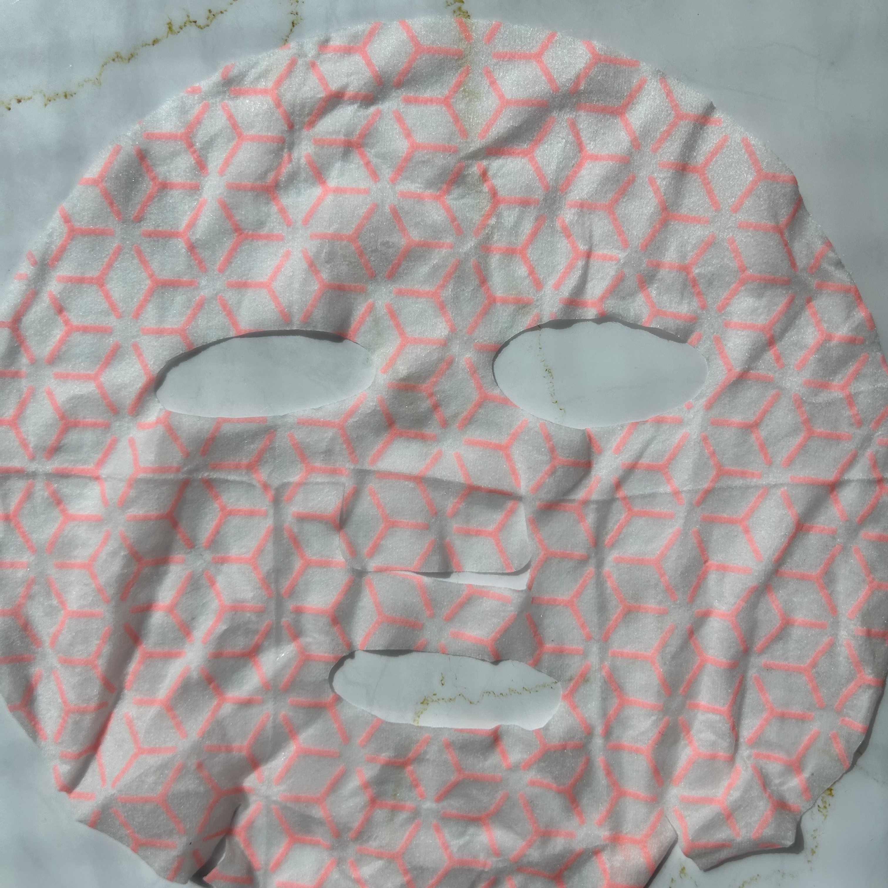 Ariul アリウルLEDルミマスクのクチコミ「アリウルのLEDルミマスク。

お友達がくれました。

暗闇で光るフェイスマスクなんて初めてで.....」（2枚目）