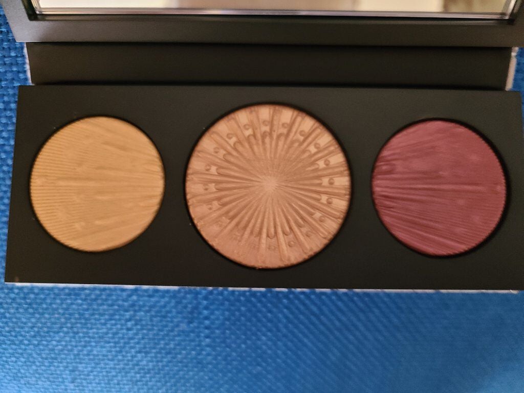 フラッシング アイス エクストラ ディメンション スキンフィニッシュ トリオ ミディアム ディープ/M・A・C/パウダーハイライトを使ったクチコミ(1枚目)