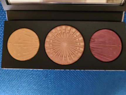 フラッシング アイス エクストラ ディメンション スキンフィニッシュ トリオ ミディアム ディープ/M・A・C/パウダーハイライトを使ったクチコミ(1枚目)