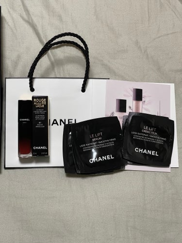 【使った商品】CHANEL
ルージュアリュールラック ルージュイレギュリエ
【色味】オシャレなブラウンレッド
【色もち】塗ってから3分待つとマスクにあまりつきません！
【質感】程よくマット✨
【保湿】普