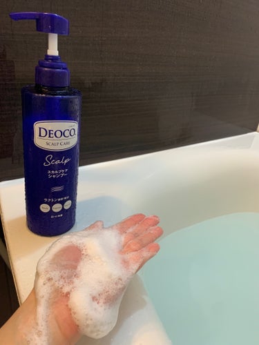 #PR #デオコ

シャンプーはきめ細かな泡立ちで頭皮もしっかり洗いやすいので、心地よいです
スウィートフローラルの甘やかで清潔感のあるいい香りも気分が上がります

トリートメントはなめらかで髪に伸ばし