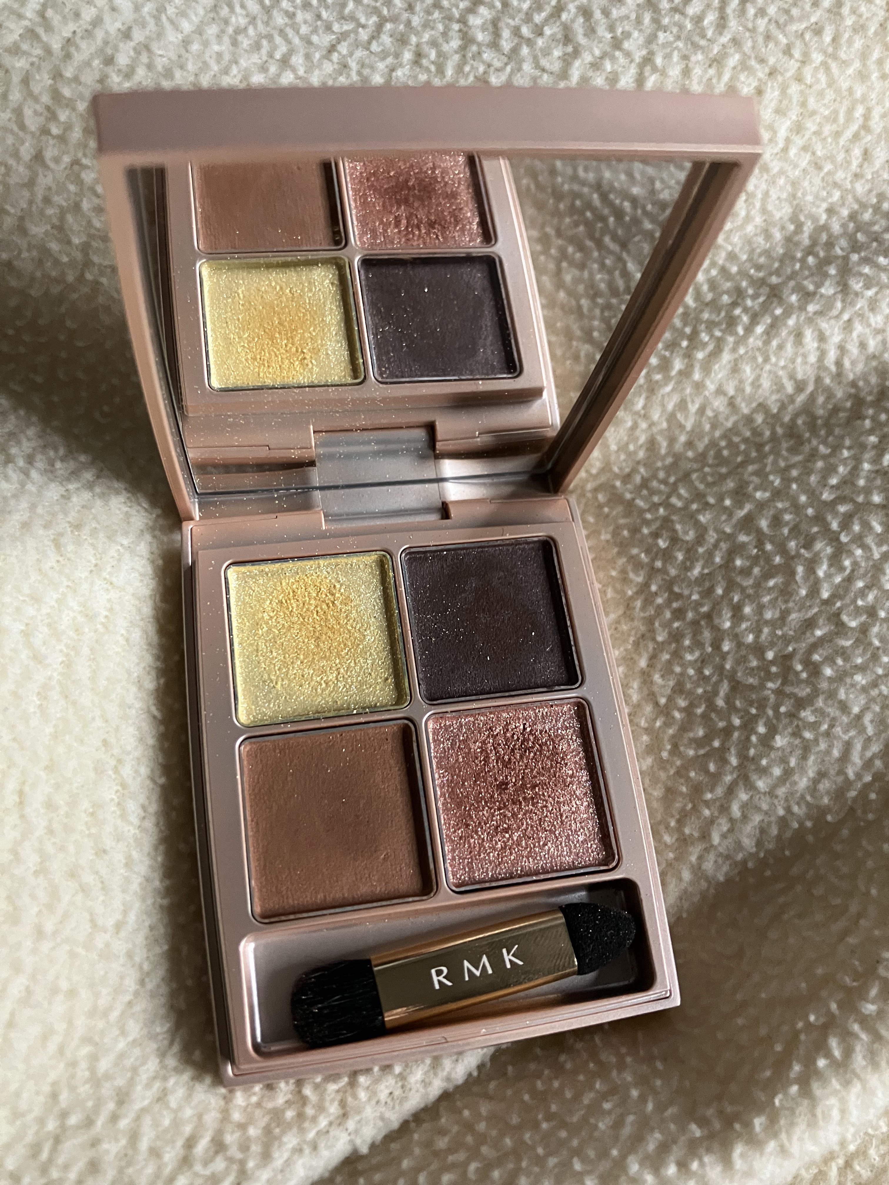  ローズウッドデイドリーム 4アイズ  03 ゴールデンシエナ/RMK/アイシャドウパレットを使ったクチコミ（2枚目）